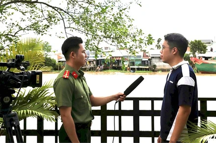 Thượng úy Lê Tuấn Khanh (trái) sẵn sàng cống hiến sức trẻ tại địa phương mới.