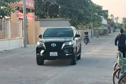 Đường làng khang trang, sạch đẹp.