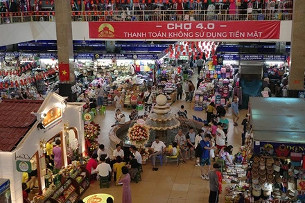 Chợ 4.0 Đồng Xuân, nhiều hộ kinh doanh vẫn thu tiền mặt khi bán hàng.