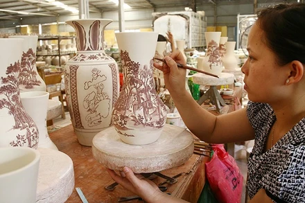 Vẽ trang trí trên sản phẩm tại Công ty cổ phần gốm Chu Đậu (Hải Phòng). Ảnh | KHIẾU MINH