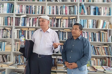 Nhà thơ Azam Obidov (trái) giới thiệu người sáng lập thư viện với các nhà thơ quốc tế.