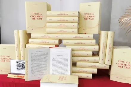 Cuốn sách “Tinh hoa cách mạng Việt Nam” được trưng bày tại buổi lễ.