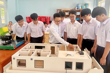 Gắn kết giữa giảng dạy lý thuyết và mô hình thực hành, nghiên cứu khoa học giúp nhiều học sinh trường THPT chuyên Lê Khiết đạt kết quả cao tại các kỳ thi Quốc gia.