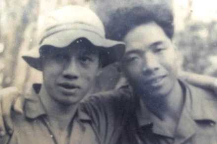 Nhà báo Nghiêm Sỹ Thái (trái) những năm tháng làm báo ở chiến trường.