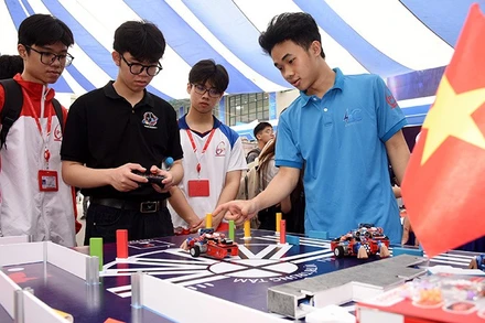 Trải nghiệm thực hành Robot do sinh viên ngành Công nghệ thông tin - Học viện Công nghệ Bưu chính Viễn thông nghiên cứu và phát triển.