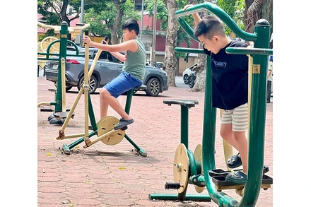 Ngày càng nhiều khu vực có máy tập thể dục công cộng miễn phí tại Hà Nội. Ảnh | KIÊN MINH