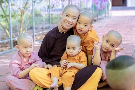 Sư Thích Đàm Ngoan và các bé ở Trung tâm Từ thiện xã hội chùa Hồi Long.