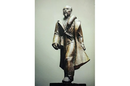 Người cha của các lực lượng vũ trang, 1984, tượng thạch cao của Nguyễn Minh Đỉnh.