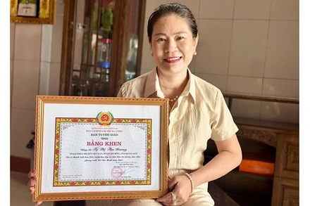 Nhiều bằng khen của các cấp, ngành là phần thưởng động viên chị Tạ Thị Thu Hương tiếp tục làm nhiều việc ý nghĩa cho cộng đồng.