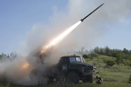 Lính Ukraine bắn tên lửa ở khu vực Donetsk ngày 3/6. Ảnh | AP