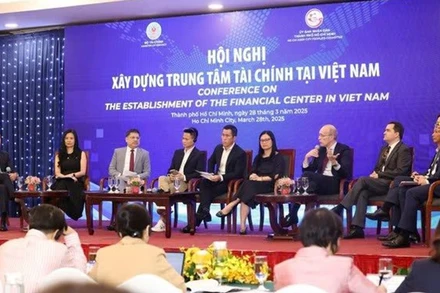 Các diễn giả tham gia thảo luận về các sáng kiến đột phá phát triển Trung tâm tài chính tại Việt Nam.