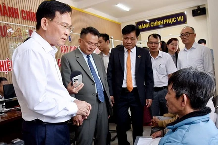 Chủ tịch UBND tỉnh Lâm Đồng (mới) Hồ Văn Mười trao đổi với người dân khi đến làm thủ tục hành chính tại phường Xuân Trường - Đà Lạt.