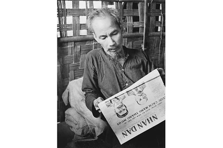 Bác Hồ đọc Báo Nhân Dân tại chiến khu Việt Bắc. Ảnh | Tư liệu