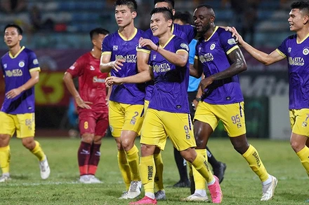 Tuấn Hải (9) ăn mừng cùng đồng đội tại CLB Hà Nội.