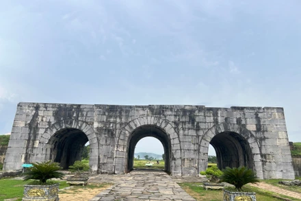 Cổng phía nam Thành nhà Hồ.