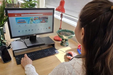 Người tiêu dùng đang dần thay đổi thói quen mua sắm từ trực tiếp sang trực tuyến thông qua các nền tảng thương mại điện tử.