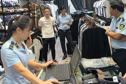 Lực lượng Quản lý thị trường thành phố Hải Phòng xử phạt một cửa hàng thời trang kinh doanh quần áo giả mạo nhãn hiệu trên mạng xã hội.