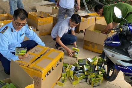 Lực lượng Quản lý thị trường tỉnh Tây Ninh kiểm tra hàng hóa một hộ kinh doanh trên nền tảng thương mại điện tử có dấu hiệu vi phạm.