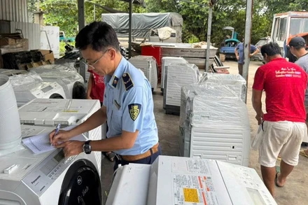 Lực lượng Quản lý thị trường đang kiểm kê, niêm phong hàng hóa vi phạm.