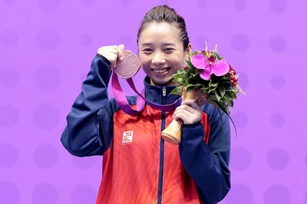 Thúy Vi và tấm HCĐ ASIAD 19. Ảnh | QUÝ LƯỢNG