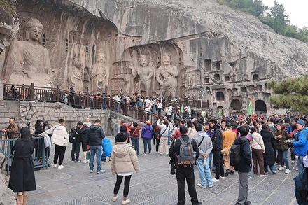 Long Môn Thạch quật là điểm đến không thể bỏ qua của du khách, khi đến với cố đô Lạc Dương. Ảnh | HOÀI NAM