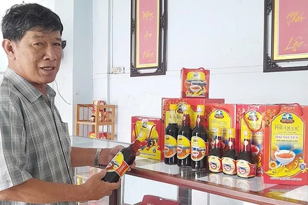 Ông Danh Phú với những sản phẩm một đời tâm huyết.