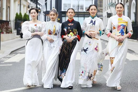 Các mẫu áo dài từ vải gai xanh của NTK Lan Hương tại một sự kiện thời trang ở London (Anh).