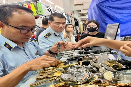 Lực lượng Quản lý thị trường triển khai kiểm tra hàng hóa trong đợt cao điểm đấu tranh ngăn chặn, đẩy lùi tình trạng buôn lậu, gian lận thương mại, hàng giả, xâm phạm quyền sở hữu trí tuệ.