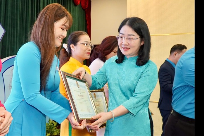 Bà Nguyễn Kim Loan, Thành ủy viên, Phó Chủ tịch Liên đoàn Lao động Thành phố tặng Bằng khen cho nữ công nhân viên chức, người lao động "Giỏi việc nước, đảm việc nhà". (Ảnh: DUY PHÚ) picture3.png
