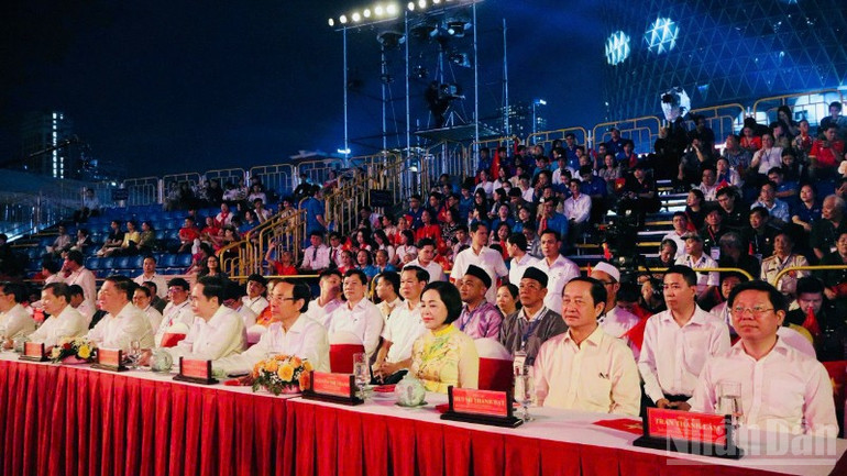 Cùng với lãnh đạo Đảng, Nhà nước, tại điểm cầu Thành phố Hồ Chí Minh, rất đông người dân thành phố tham dự chương trình. ndo_br_toi-221-3279.jpg