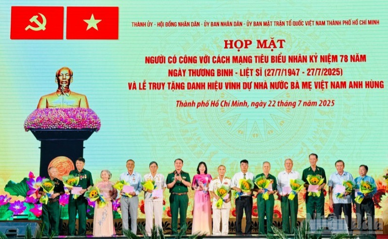Thành phố Hồ Chí Minh tặng các phần quà tri ân đến các đại biểu là người có công tiêu biểu, các thân nhân Mẹ Việt Nam Anh hùng. ndo_br_z6829578571482-ef18a8a88e939acbc68a1607589905de-1207.jpg
