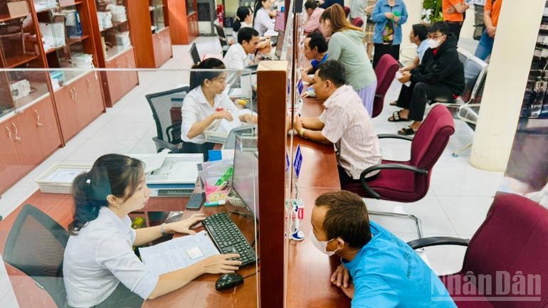 Thành phố có những chính sách đãi ngộ để thu hút, phát huy và giữ chân cán bộ có năng lực. ndo_br_ho-tro-can-bo-9906.jpg