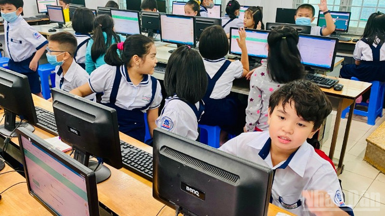 Thành phố không ngừng chăm lo cho giáo dục, y tế và bảo đảm các chính sách an sinh xã hội trên địa bàn. ndo_br_hoc-sinh-2765.jpg