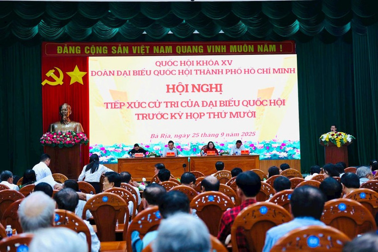Tổ đại biểu Quốc hội số 15, Đoàn đại biểu Quốc hội Thành phố Hồ Chí Minh đã tiếp xúc cử tri 3 phường Bà Rịa, Long Hương và Tam Long ngày 25/9. (Ảnh: HUYỀN TRANG) picture1.png