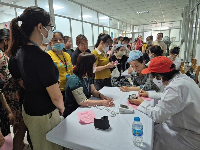 កម្មការិនីនៅក្រុមហ៊ុន Pouyuen Vietnam Limited ចុះឈ្មោះចូលពិនិត្យសុខភាព។ (រូបថត៖ ម៉ៃ ជី) picture5.png