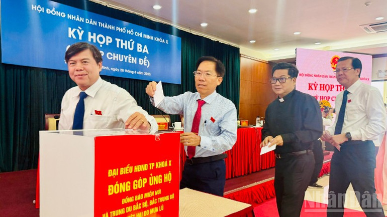 Các đại biểu tham dự kỳ họp đóng góp ủng hộ đồng bào miền núi và trung du Bắc bộ, Bắc Trung bộ bị thiệt hại do mưa lũ. ndo_br_z6954140510026-399a9a51cb65220dd6eaa5da3aa109c6-9517.jpg