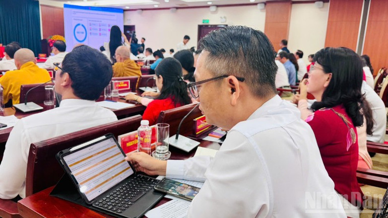Đại biểu Hội đồng nhân dân biểu quyết thông qua các nghị quyết tại kỳ họp. ndo_br_z6954322299954-6916ccff7a02b94549eb2ce21c71a8ab-4148.jpg