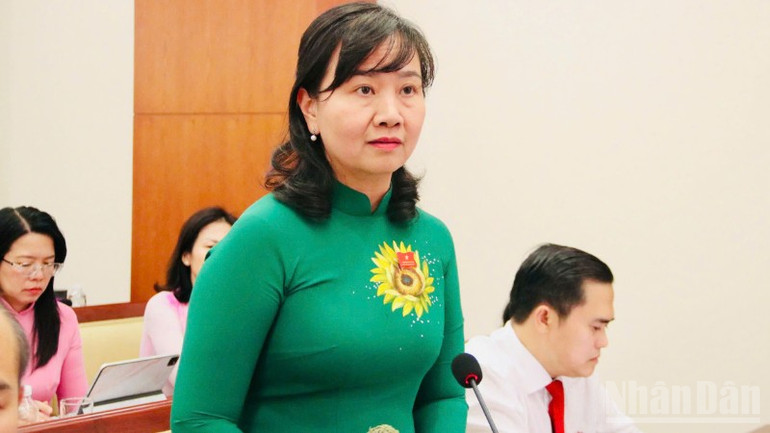 Đại biểu Hội đồng nhân dân phát biểu ý kiến tại kỳ họp. ndo_br_z6954337880052-717b54e63d682922c423aa7213ee0e74-1684.jpg