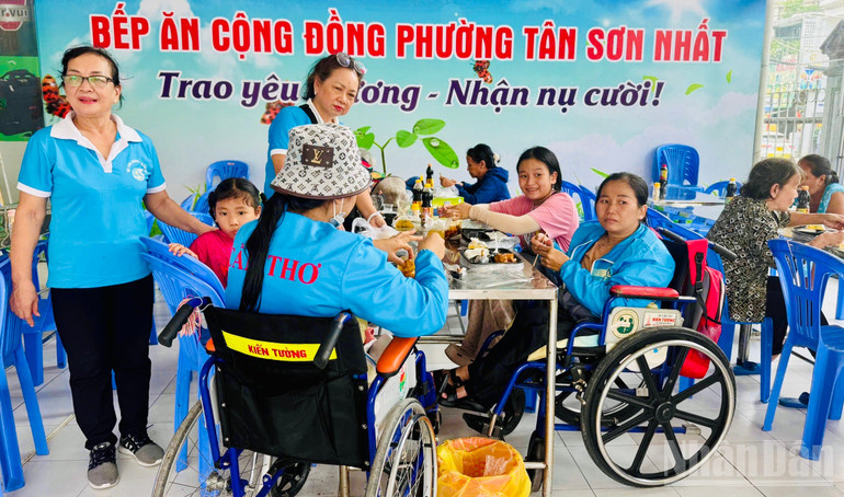 Bếp ăn được các chị trong Hội Liên hiệp phụ nữ phường Tân Sơn Nhất nhiệt tình tham gia để góp phần phục vụ bà con được chu đáo trong mỗi bữa ăn. ndo_br_bep-an-8923.jpg