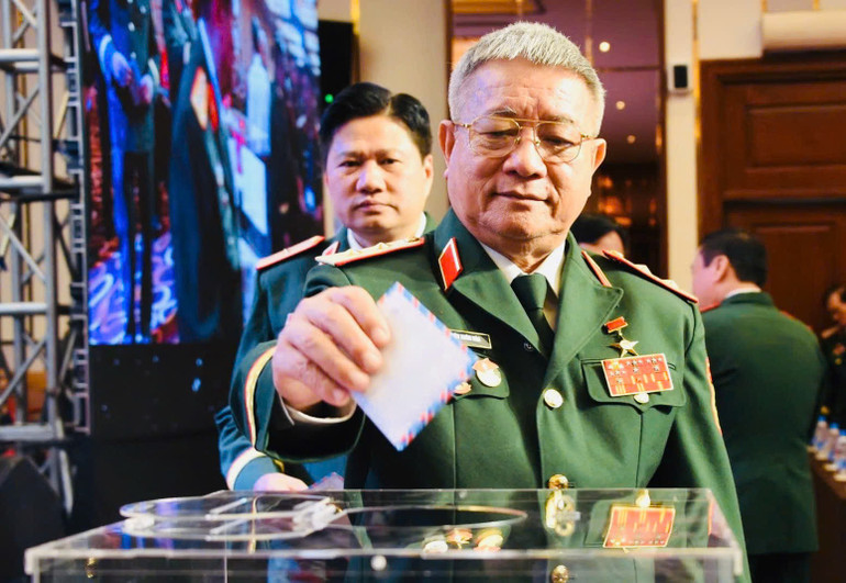 Tại Đại hội, các đại biểu đã ủng hộ đồng bào bị ảnh hưởng bởi bão lũ. 2.jpg