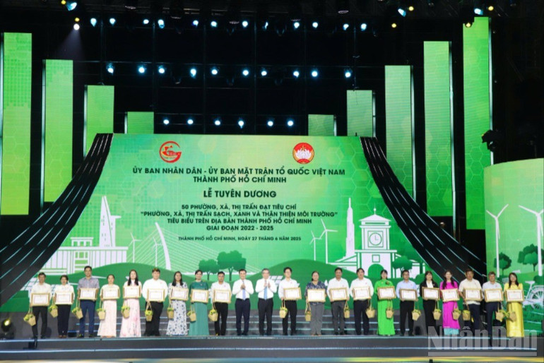 Tuyên dương 50 phường, xã, thị trấn tiêu biểu đạt danh hiệu “sạch, xanh và thân thiện môi trường”. ndo_br_3-5895.jpg
