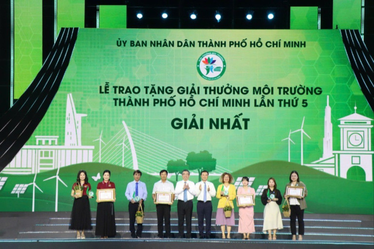 Lãnh đạo thành phố trao Giải thưởng Môi trường cho các tập thể, cá nhân có đóng góp thiết thực trong lĩnh vực bảo vệ môi trường 2-7417.jpg