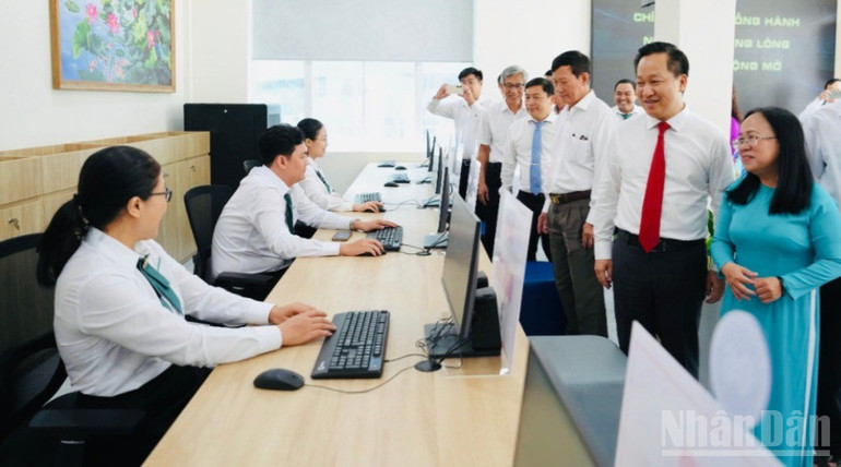 Đồng chí Hoàng Tùng, Bí thư Đảng ủy phường An Khánh trực tiếp xuống kiểm tra và động viên cán bộ trong ngày đầu vận hành chính thức bộ máy chính quyền địa phương 2 cấp. (Ảnh: QUANG QUÝ) ndo_br_z6760106730294-4c00c768e0223c4efcd0b3d4af819a9c-1991.jpg