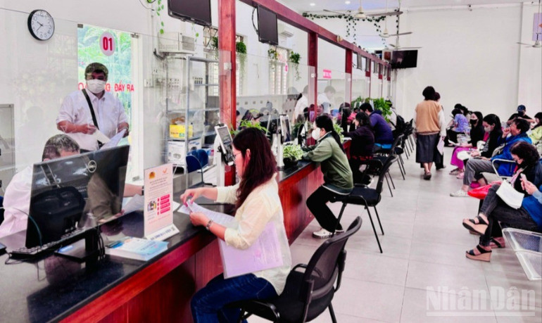 Người dân tới làm thủ tục tại phường Bình Thạnh sáng nay đều rất hài lòng với sự phục vụ của cán bộ công chức trên địa bàn. (Ảnh: Ng. Luân) ndo_br_z6760058524424-482684cc2b401e00c717f9918008ec12-2520.jpg