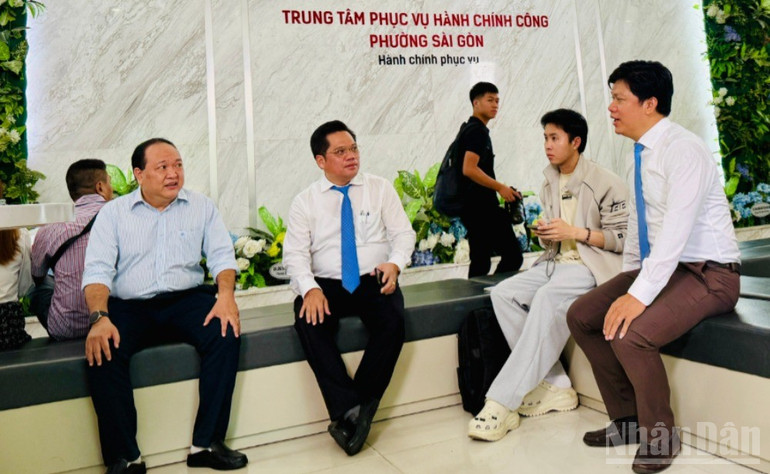 Các đồng chí lãnh đạo phường Sài Gòn và lãnh đạo Trung tâm phục vụ hành chính công của phường cũng có mặt từ sớm tại trung tâm để theo dõi, kịp thời xử lý phát sinh trong quá trình cán bộ công chức thực hiện tiếp nhận, xử lý, trả kết quả cho người dân. (Ảnh: VƯƠNG LÊ) ndo_br_z6760084881091-a43f728f3153fd564937e90ad561893b-7146.jpg