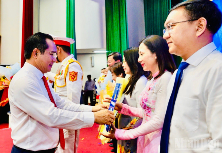 Đồng chí Nguyễn Văn Được trao quyết định cho lãnh đạo các sở ngành của Thành phố. ndo_br_trao-qdinh-6372.jpg