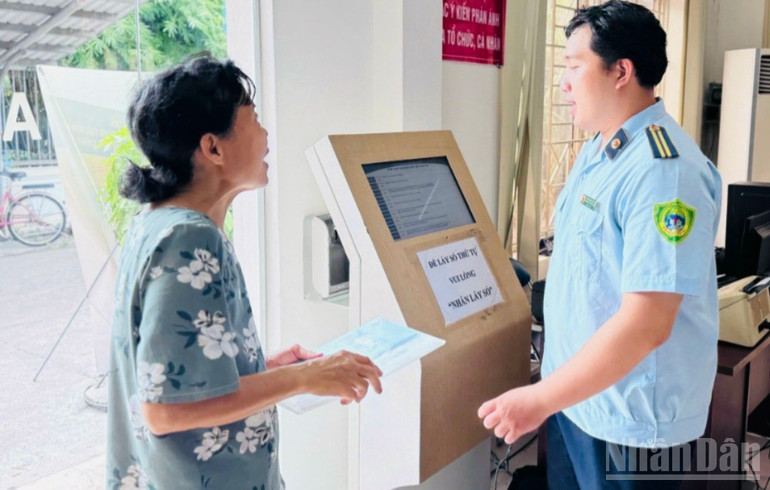 Hỗ trợ người dân lấy số thứ tự tại phường Bình Thạnh (Ảnh: Phường Bình Thạnh) ndo_br_z6760057110412-b530b9d82dcb937fea565c4a95b78594-2731.jpg