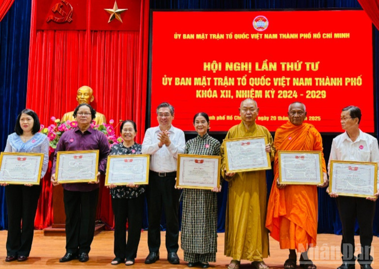 Trao tặng Bằng khen của Ban Thường trực Ủy ban Mặt trận Tổ quốc Việt Nam Thành phố Hồ Chí Minh về thực hiện Chỉ thị số 05-CT/TW của Bộ Chính trị về học tập và làm theo tư tưởng, đạo đức, phong cách Hồ Chí Minh giai đoạn 2016-2025. ndo_br_z6723551915341-ffbf24eda0836d6741d4705c4cb03492-8342.jpg