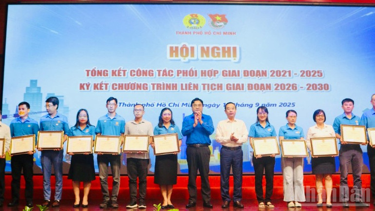Liên đoàn lao động thành phố và Thành đoàn đã khen thưởng 65 tập thể, cá nhân đã có những thành tích xuất sắc trong công tác phối hợp triển khai các hoạt động tại cơ sở. ndo_br_ky-ket-2-3989.jpg