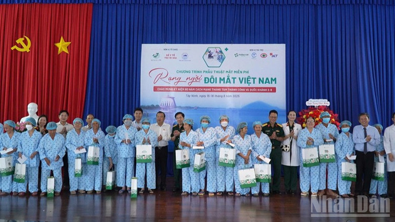 Bệnh viện Quân y 175 cùng các đơn vị đồng hành trao những phần quà ý nghĩa cho các bệnh nhân được phẫu thuật. ndo_br_tang-qua-4531.jpg